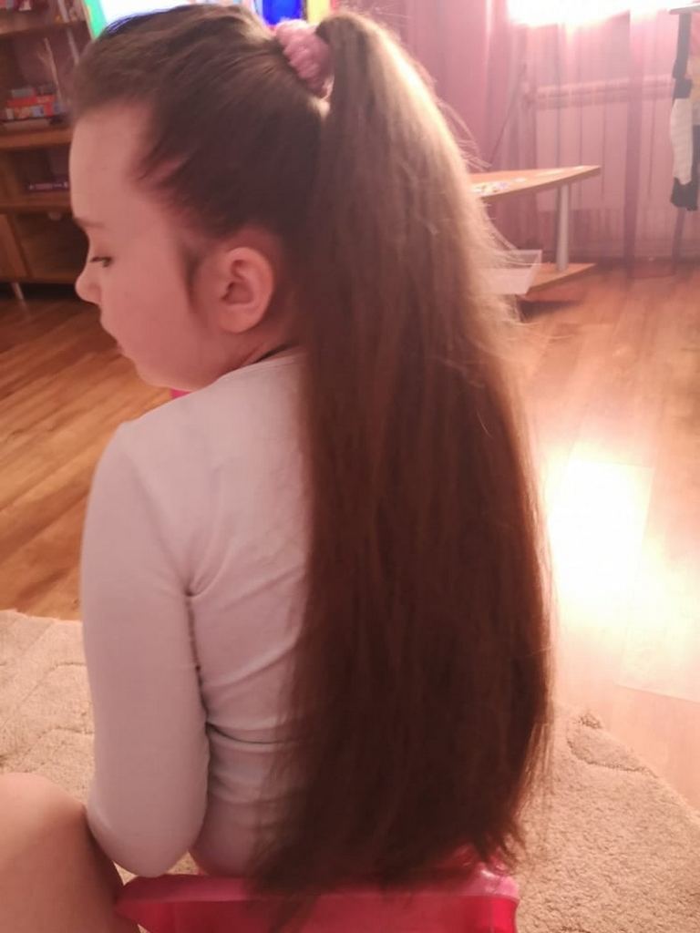 У Нікополі 12-річна дівчинка віддала своє волосся і 1000 гривень для хворих дітей
