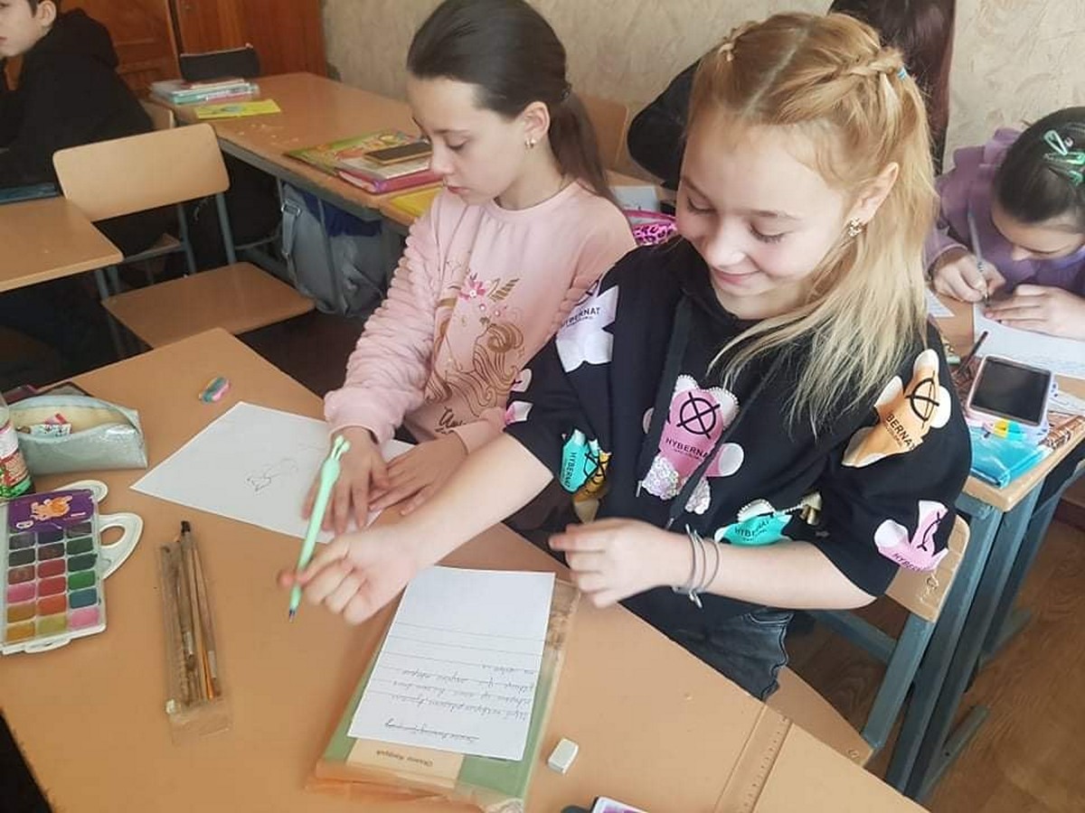 «Приятно до слез»: дети из Марганца передали подарки питомцам Никопольского приюта для животных