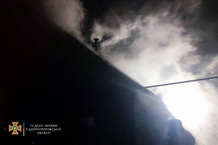 В Никополе горел дом на двух хозяев (фото)