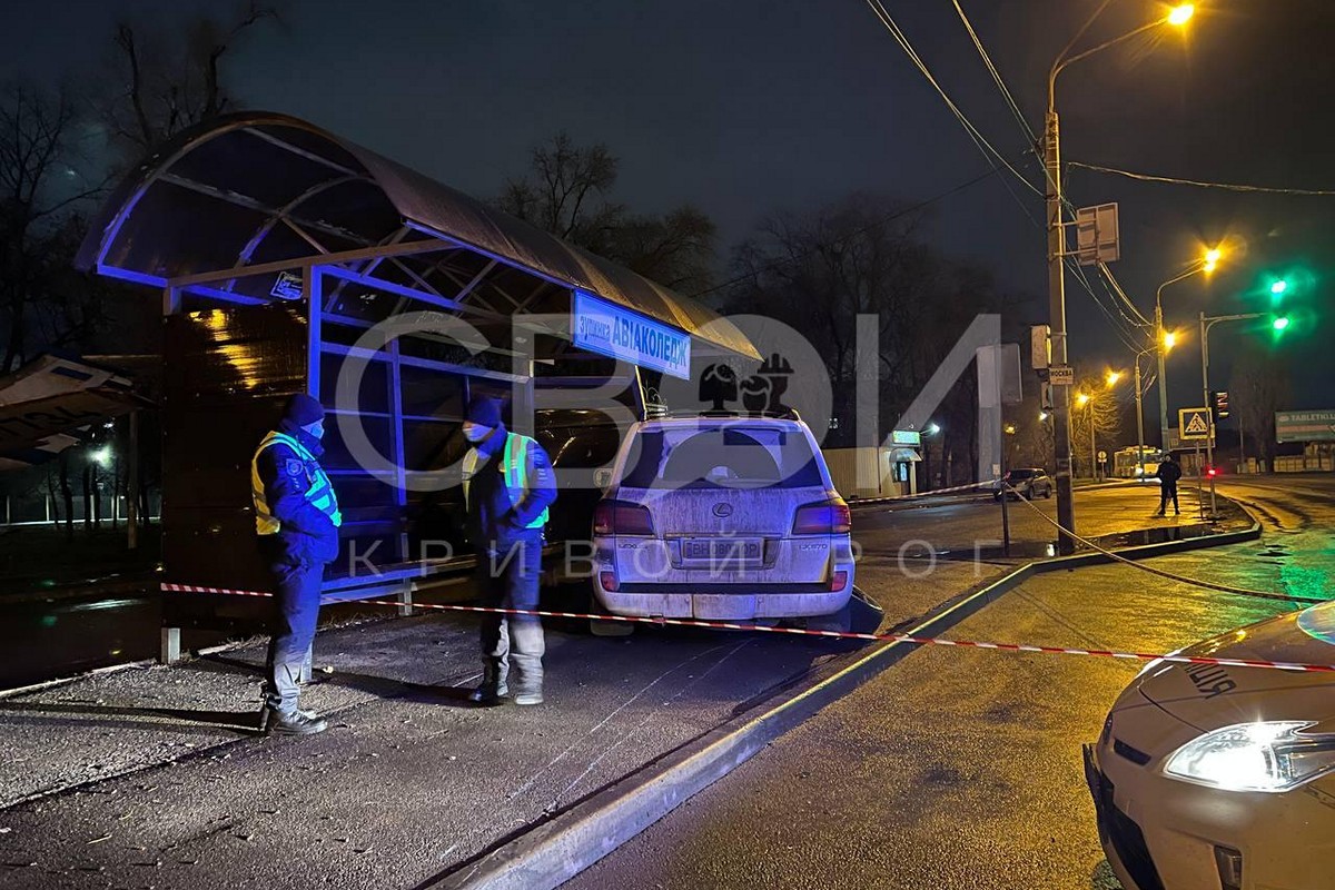 У Кривому Розі п'яний прокурор на Lexus влетів у зупинку – ЗМІ (фото)