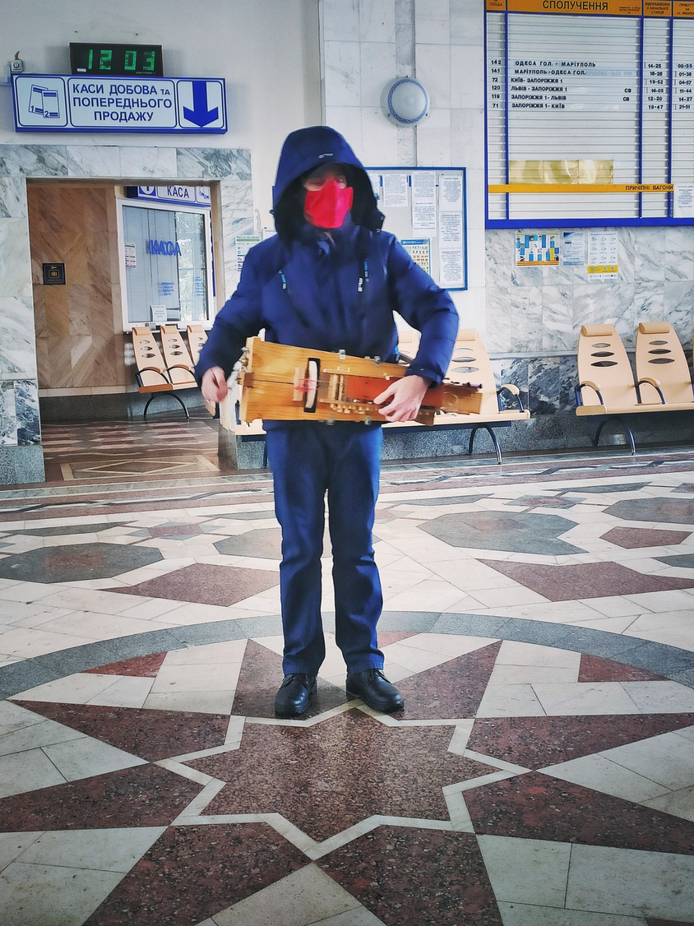 Нікополець зіграв на залізничному вокзалі Гімн України на лірі (фото, відео)