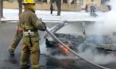 В Никополе посреди улицы сгорела «Таврия» – водитель получил ожоги (видео)
