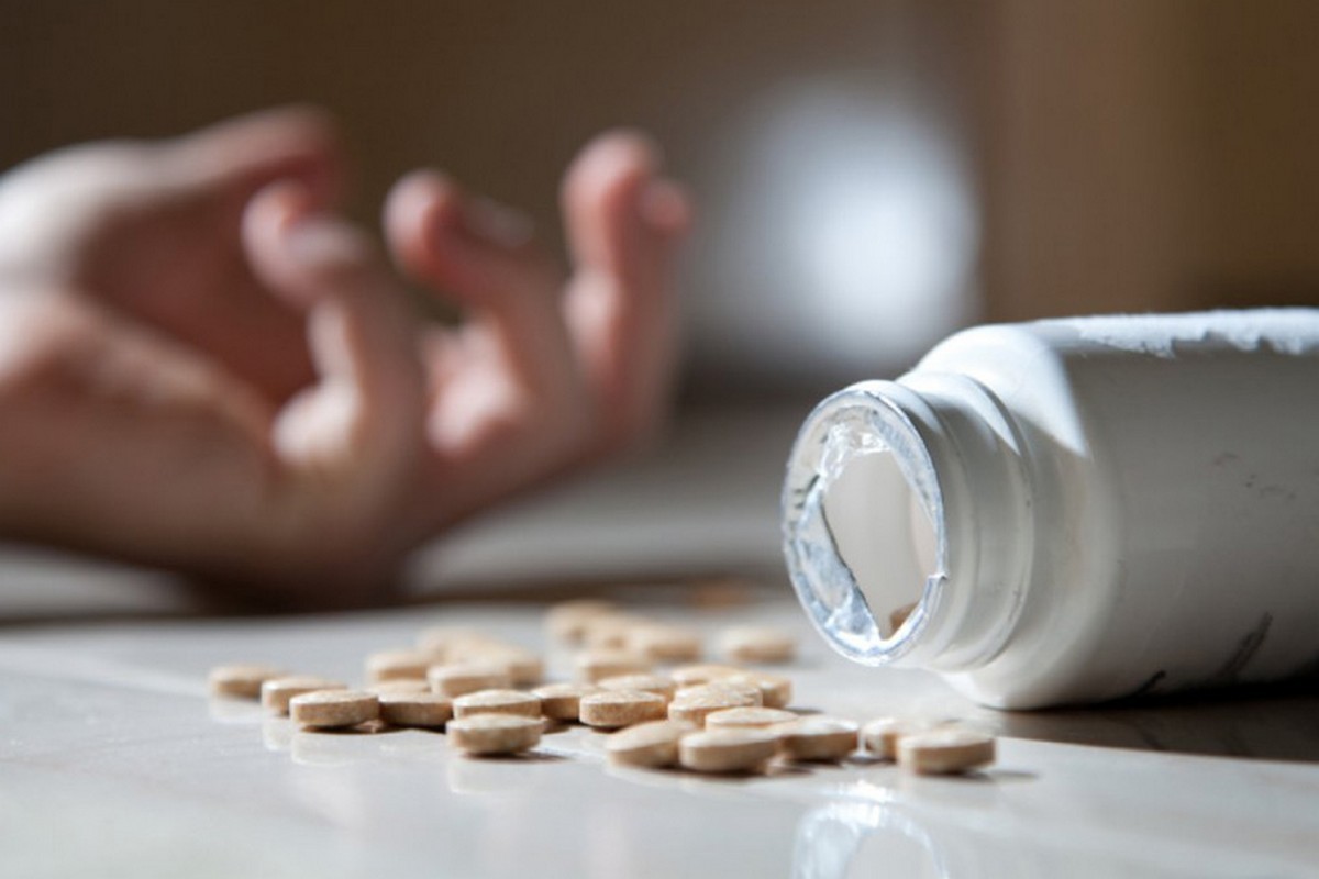 ЧП в Никополе: школьницы наглотались таблеток изониазида – в тяжелом состоянии их госпитализировали