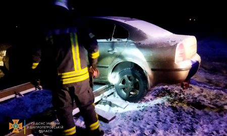 Возле Никополя останавливали электричку из-за автомобиля, застрявшего на железнодорожных путях