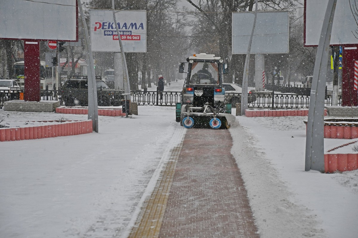 19 одиниць техніки прибирали сьогодні сніг у Нікополі