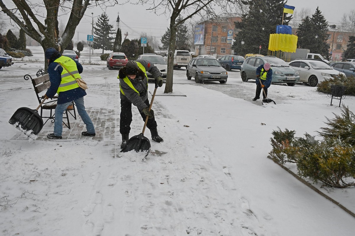 19 одиниць техніки прибирали сьогодні сніг у Нікополі