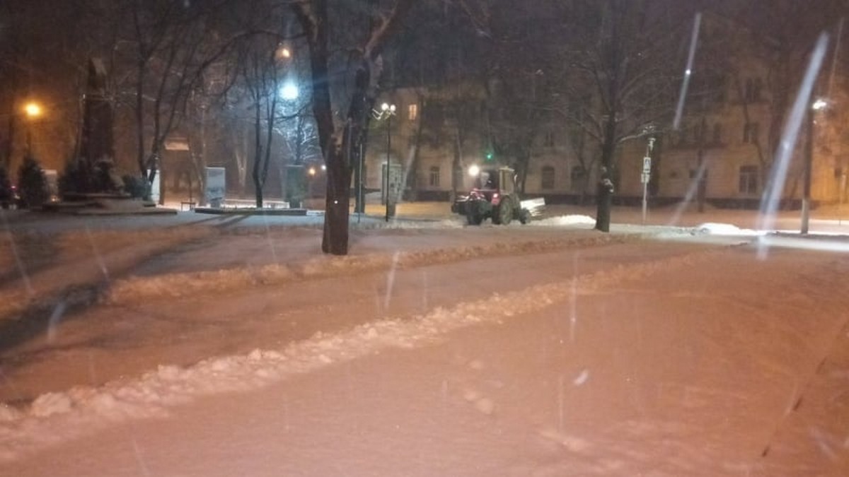 100 комунальників у Нікополі прибирали сніг 25 січня (фото)