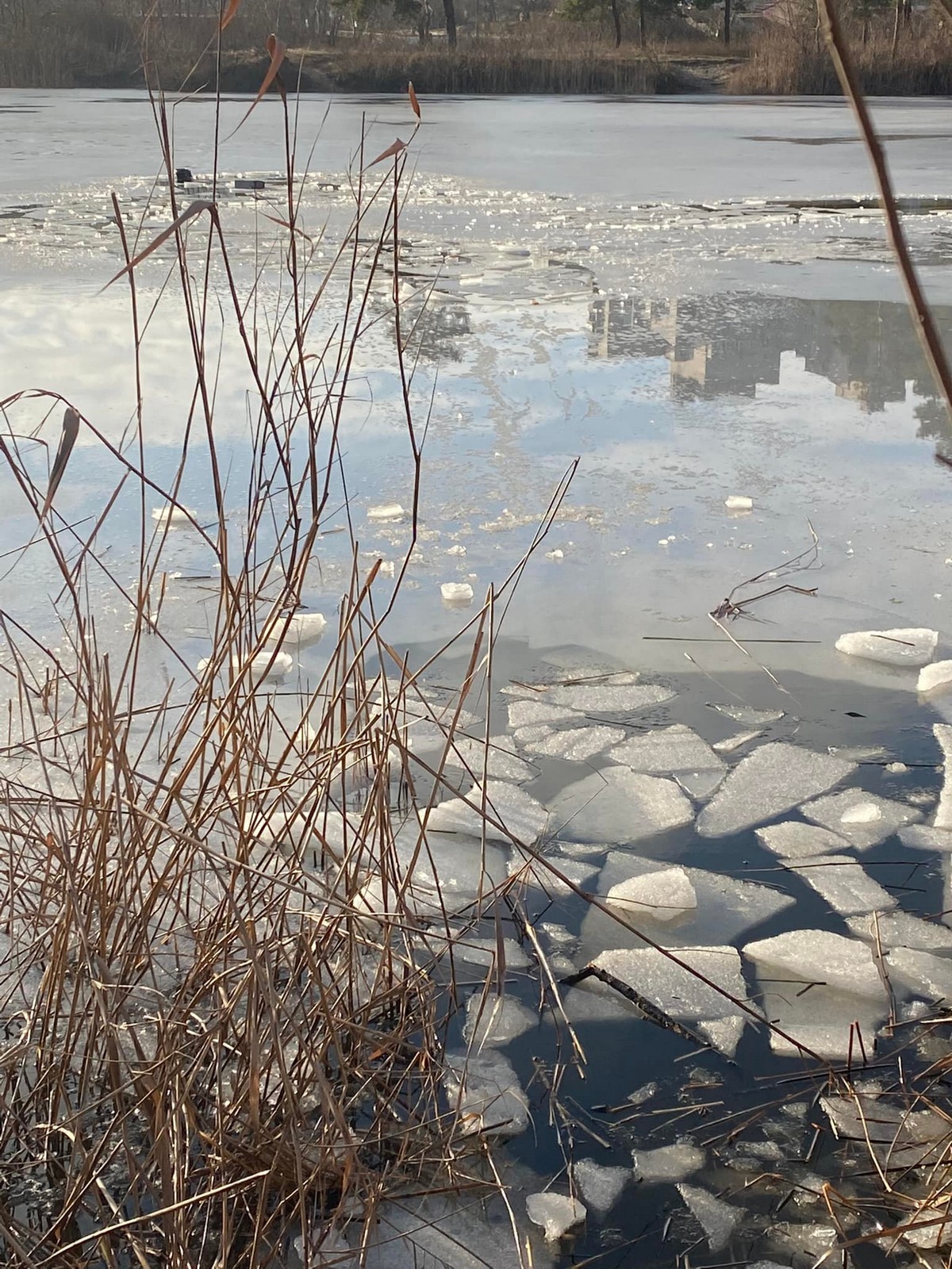 В Енергодарі четверо рибалок провалилися під лід