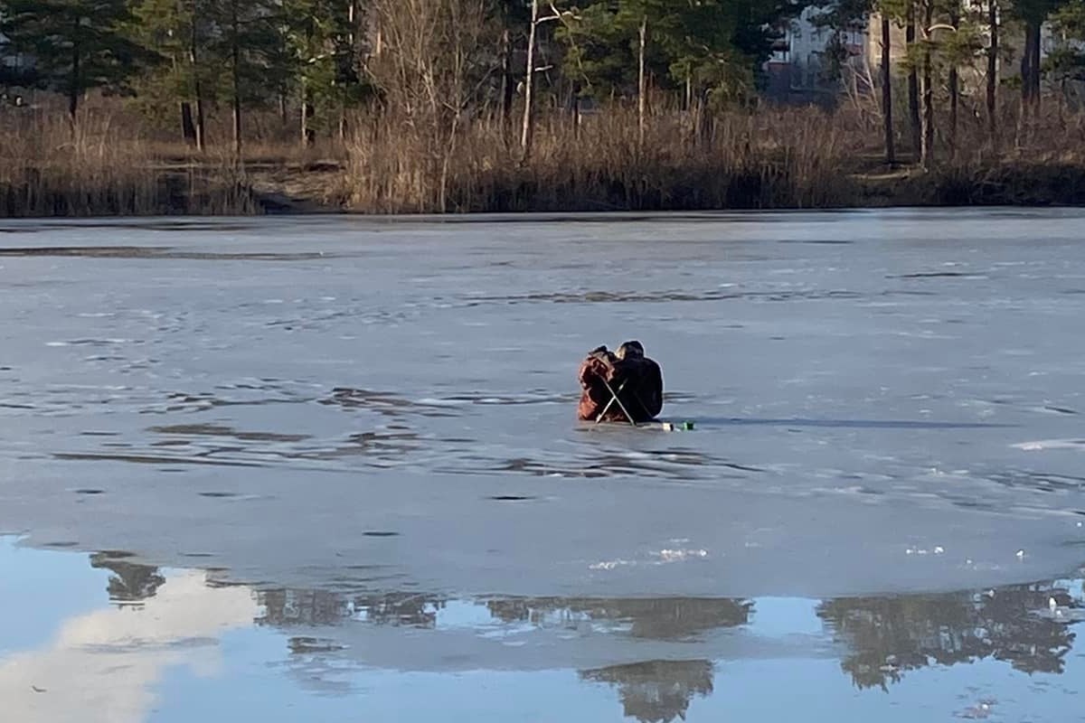 В Энергодаре четверо рыбаков провалились под лед