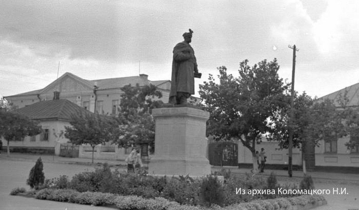памятник Богдану Хмельницкому в Никополе
