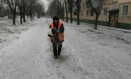 Коммунальщики Никополя в полночь начали борьбу с гололедицей