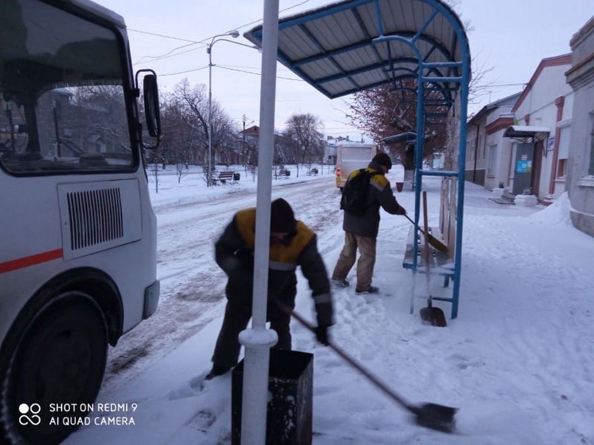 100 комунальників у Нікополі прибирали сніг 25 січня