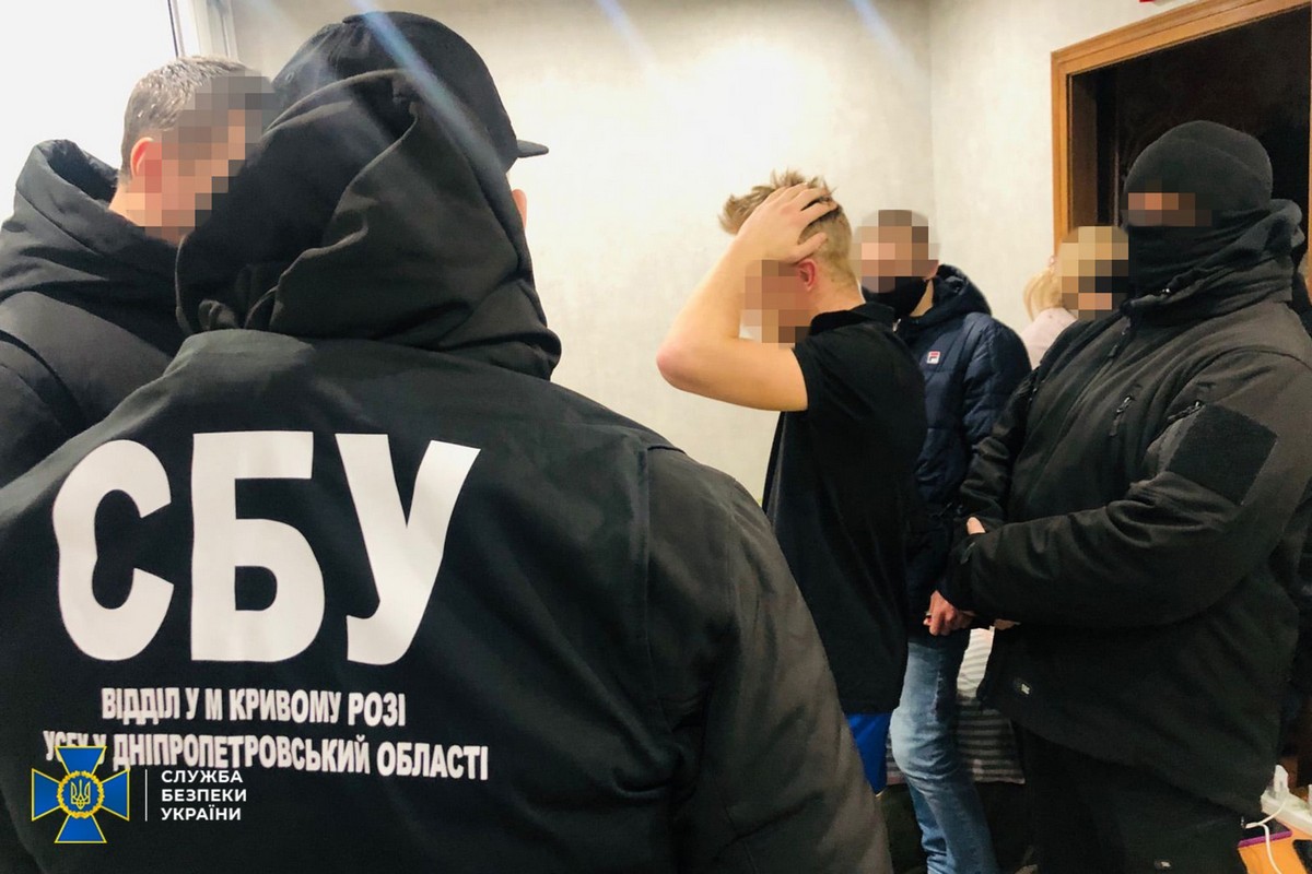 «Русским террористом», который «заминировал» колледж в Кривом Роге, оказался местный студент: видео задержания