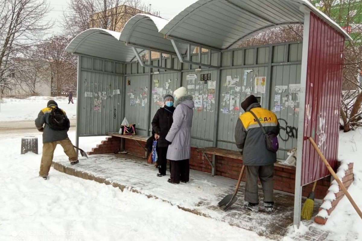 100 коммунальщиков в Никополе убирали снег 25 января (фото)