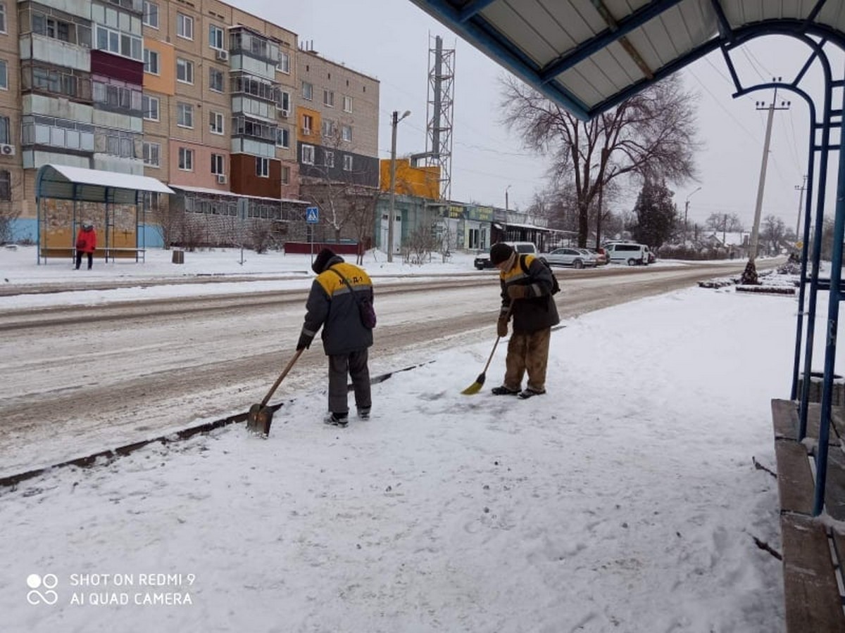 100 комунальників у Нікополі прибирали сніг 25 січня