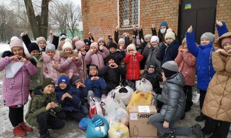 В Никополе школьники передали гостинцы питомцам приюта для животных