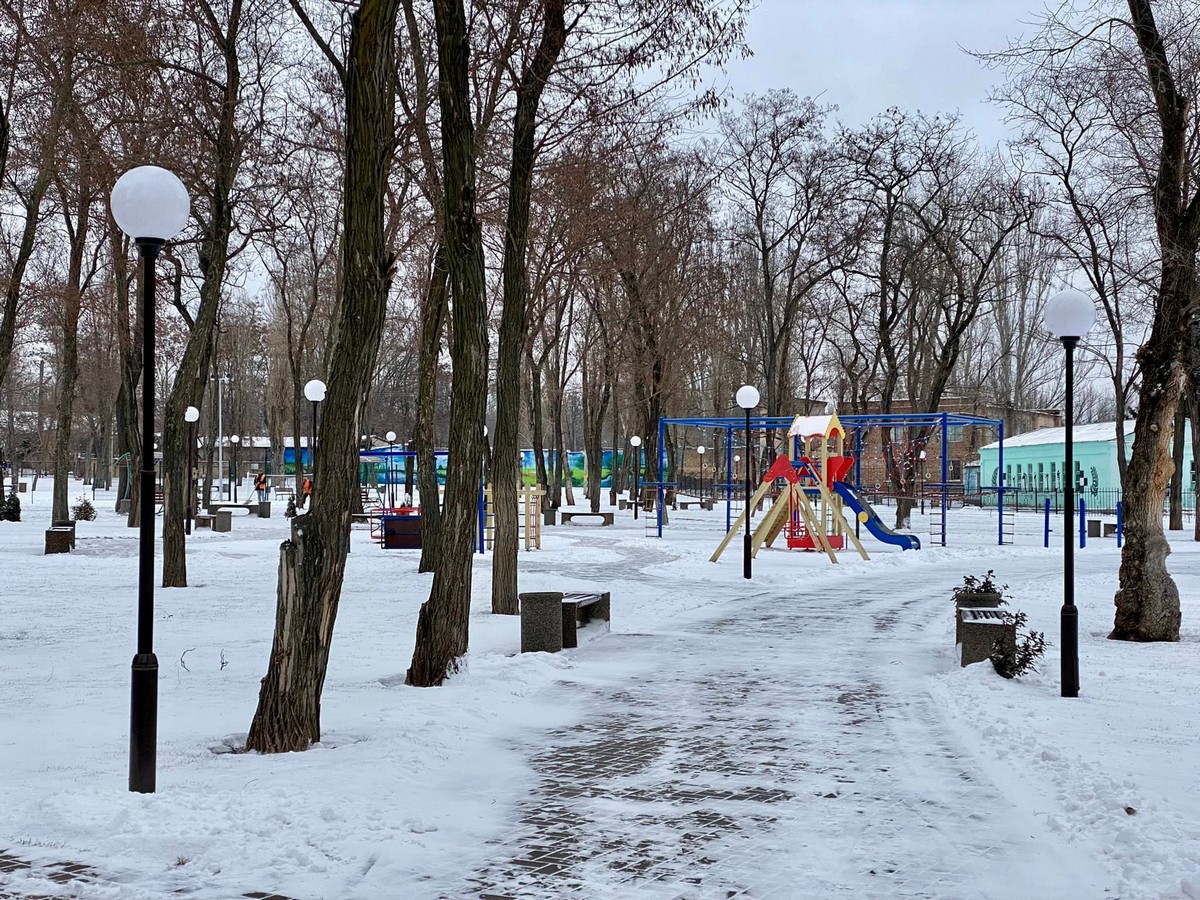 Як виглядає засніжений центральний парк у Покрові (фото)