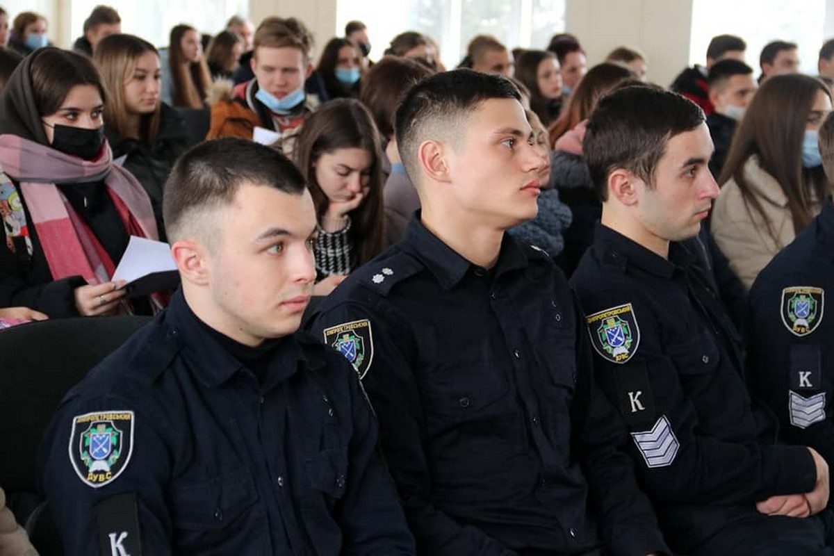 В Никополе полиция пригласила школьников на бесплатное обучение (фото)