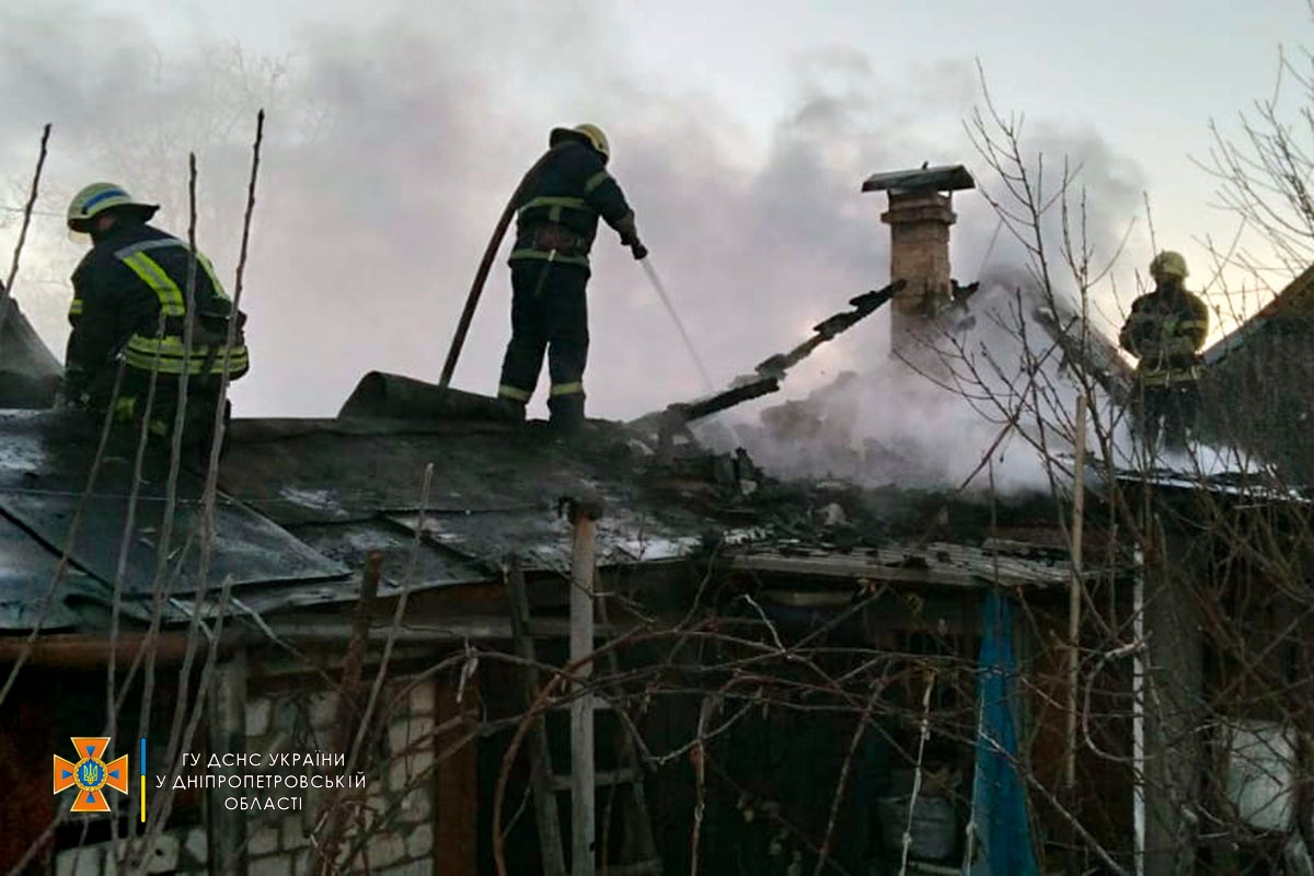 В Марганце на улице Соловьиной произошел пожар (фото)
