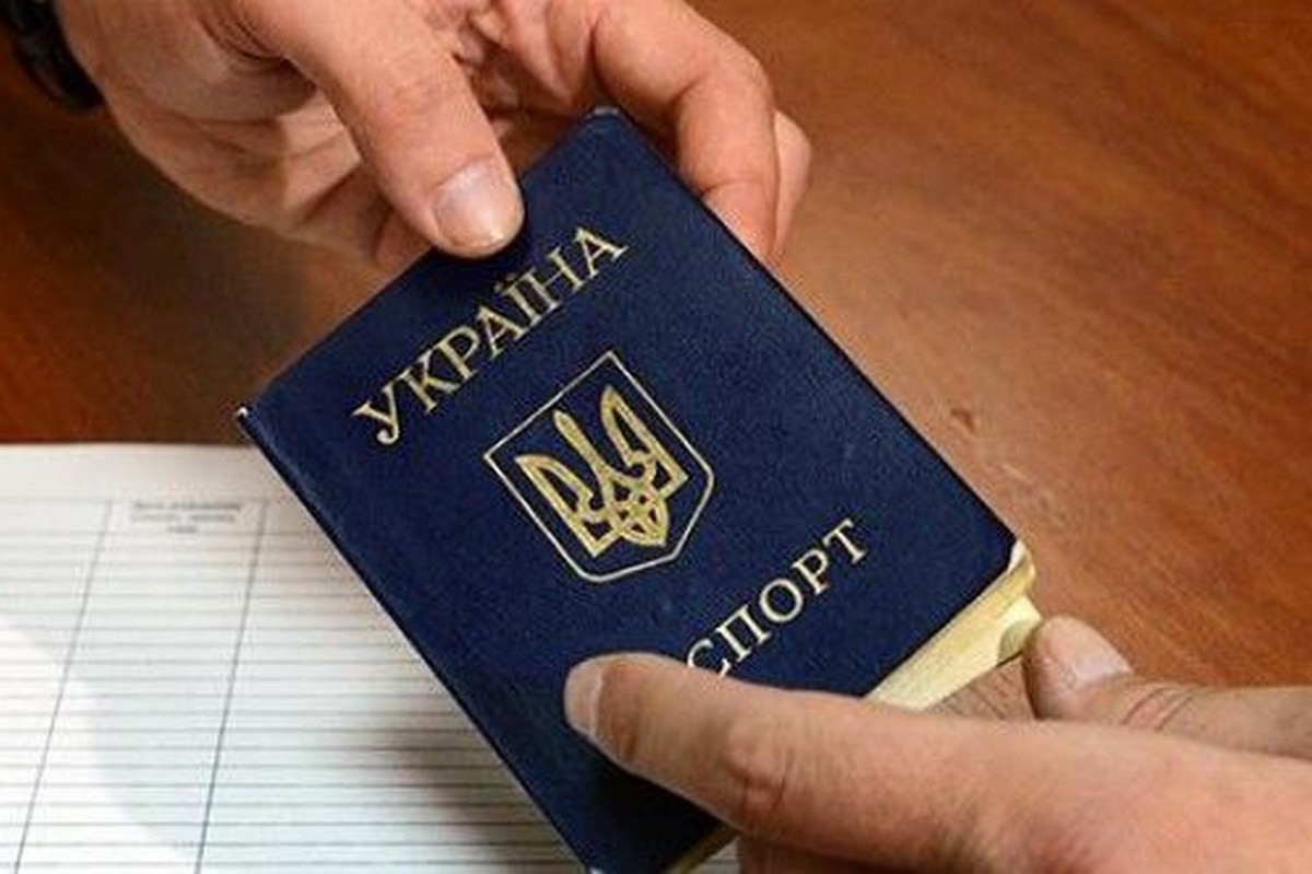 Нашел паспорт и вклеил свое фото – в Никополе мужчина оригинально решил проблему с документами