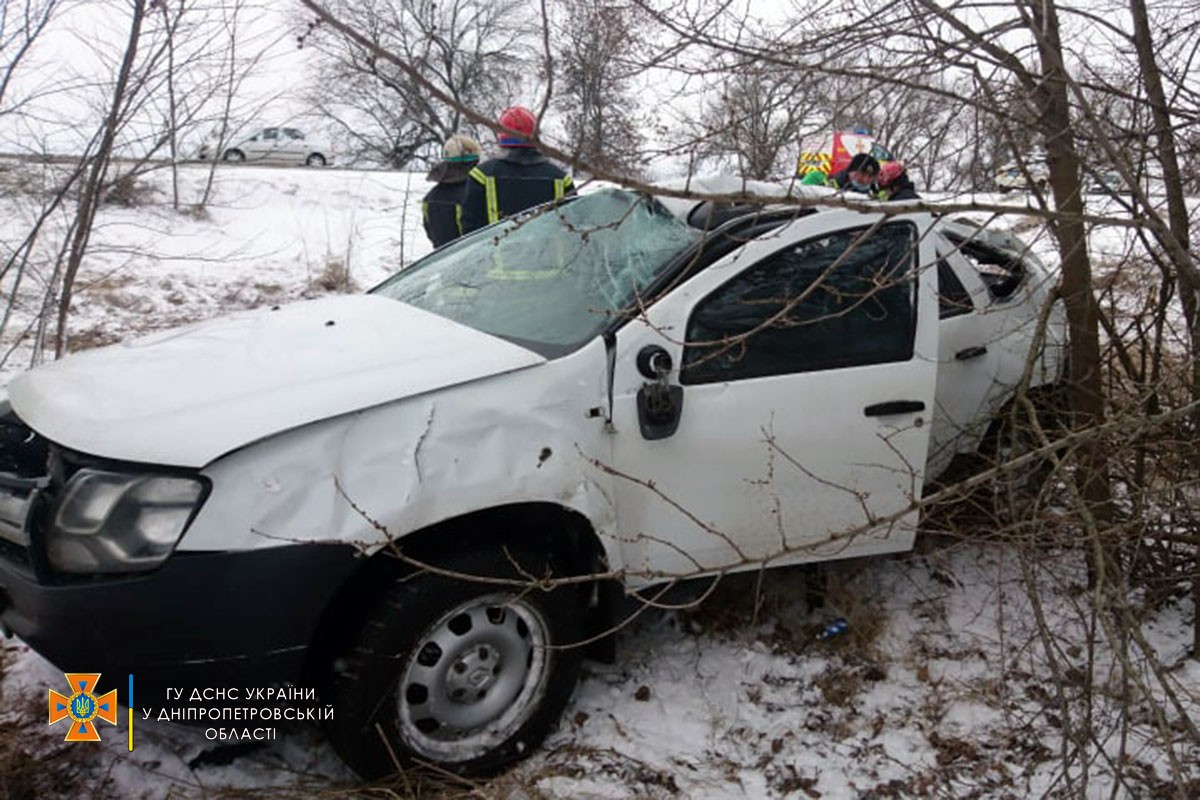 ДТП на трасі Н-08 «Запоріжжя-Дніпро-Бориспіль» - авто злетіло в кювет, є постраждалий
