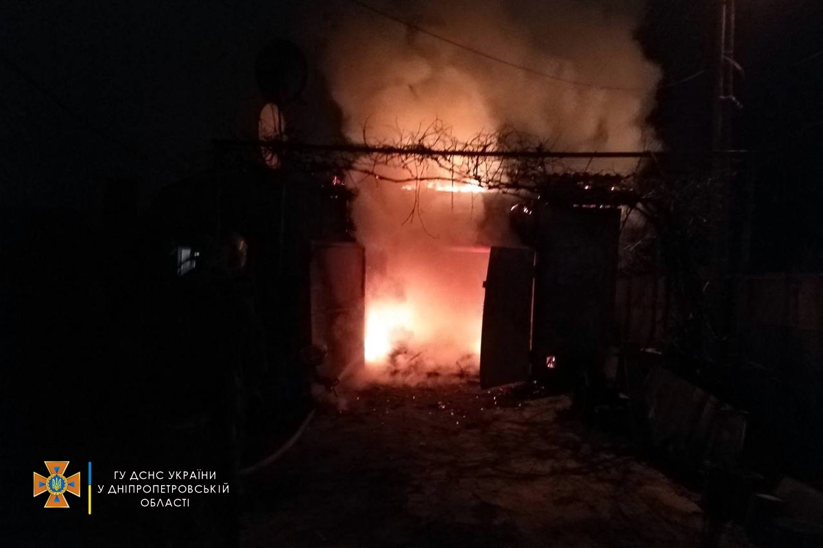 В Никополе на улице Соборной сгорел гараж с автомобилем