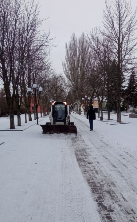 Снігопад у Покрові: комунальники працюють у посиленому режимі (фото)