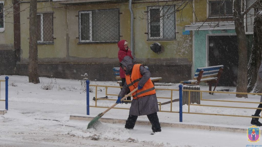 Снігопад у Покрові: комунальники працюють у посиленому режимі (фото)