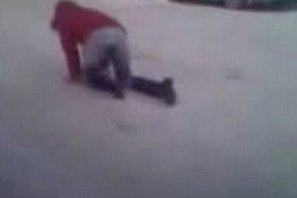 Замерз і плакав, а п'яна мати повзала по снігу: у Дніпрі на допомогу дитині прийшли небайдужі