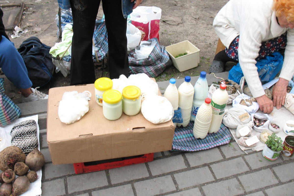 На стихийный рынок по улице Усова в Никополе поступила жалоба – мэр ответил