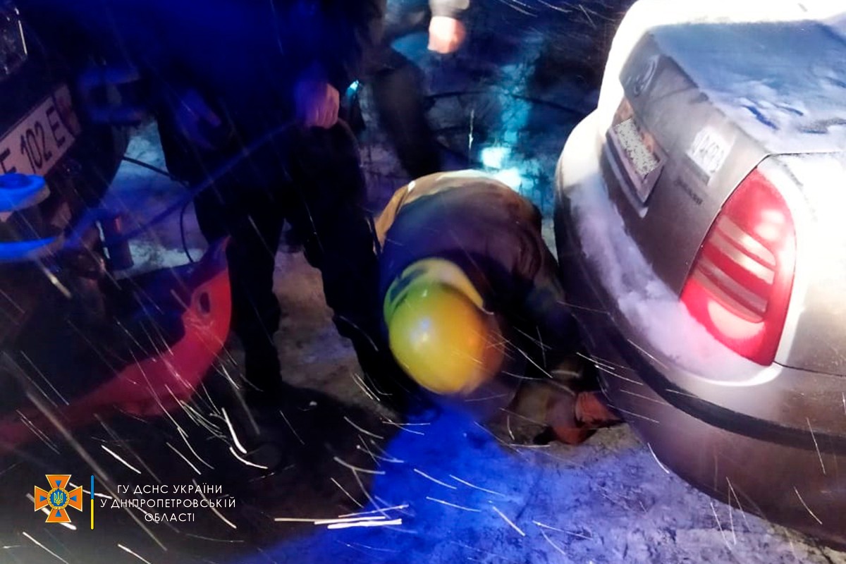 Біля Нікополя автомобіль застряг на залізничних коліях – довелося зупиняти електричку