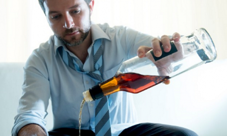 Из-за чего появляется алкогольная зависимость и как ее лечить