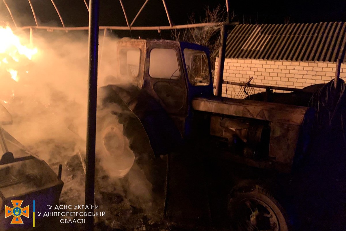 Біля Нікополя сталася масштабна пожежа: згоріли трактор, три мопеди 10 тон сіна