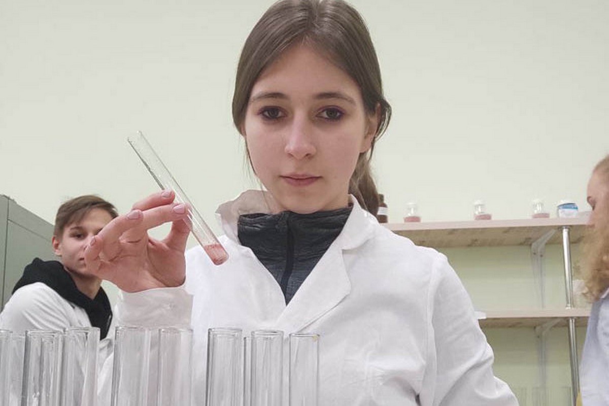 Десятикласниця з Марганця увійшла в 20-ку найкращих хіміків України