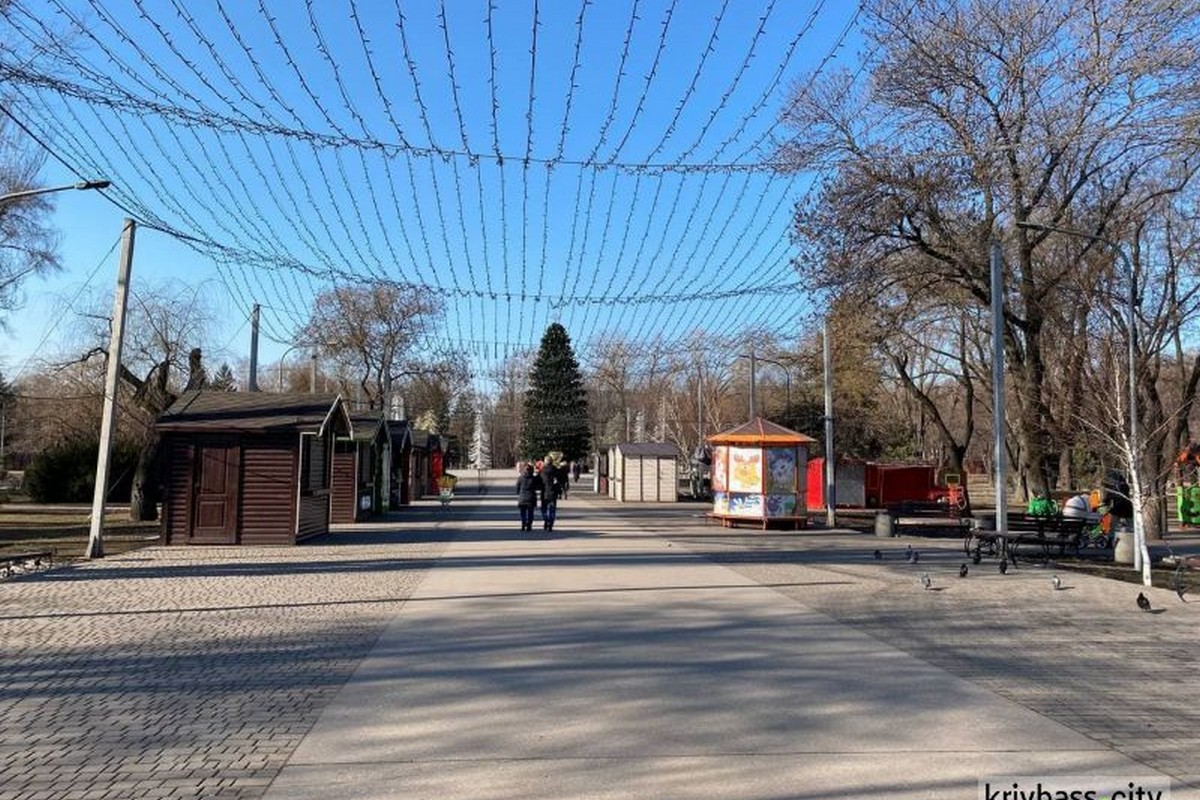В городе на Днепропетровщине до сих пор не убрали главную новогоднюю елк