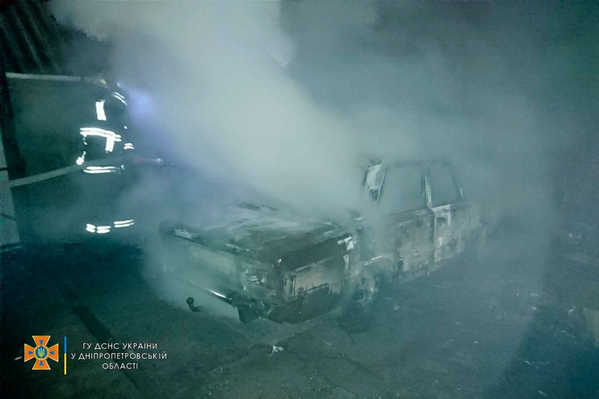 Пожежа у Марганці знищила легковий автомобіль в гаражі