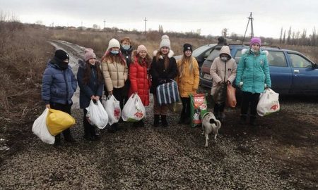 Школьники из Капуловки изготовили лежаки для питомцев Никопольского приюта для собак