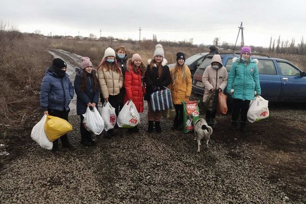 Школьники из Капуловки изготовили лежаки для питомцев Никопольского приюта для собак