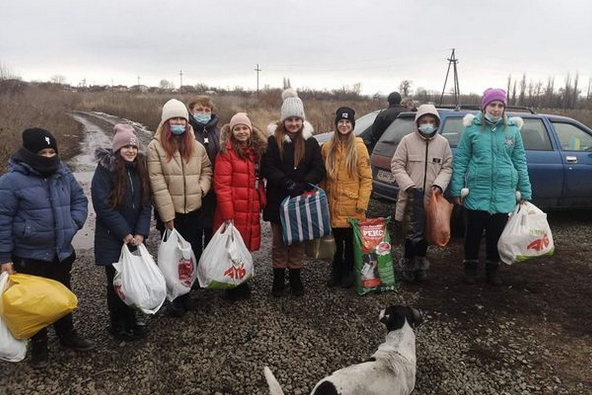 Школьники из Капуловки изготовили лежаки для питомцев Никопольского приюта для собак