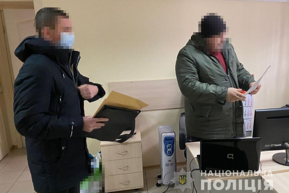 Никопольская полиция разоблачила чиновников, которые «продавали» предпринимателям сертификаты