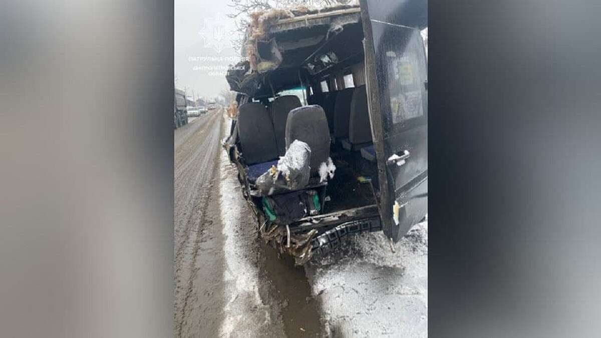 Смертельна ДТП у Дніпрі: маршрутку з пасажирами занесло під фуру