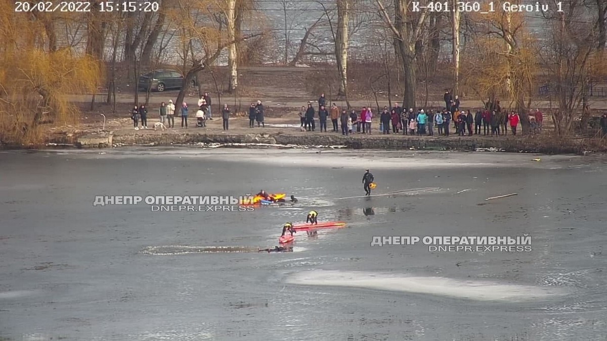 ВИДЕО: В Днепре рыбак и полицейский провалились под лед: идет спасательная операция