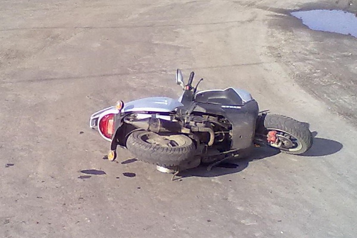 Возле Никополя студент на скутере попал под колеса авто