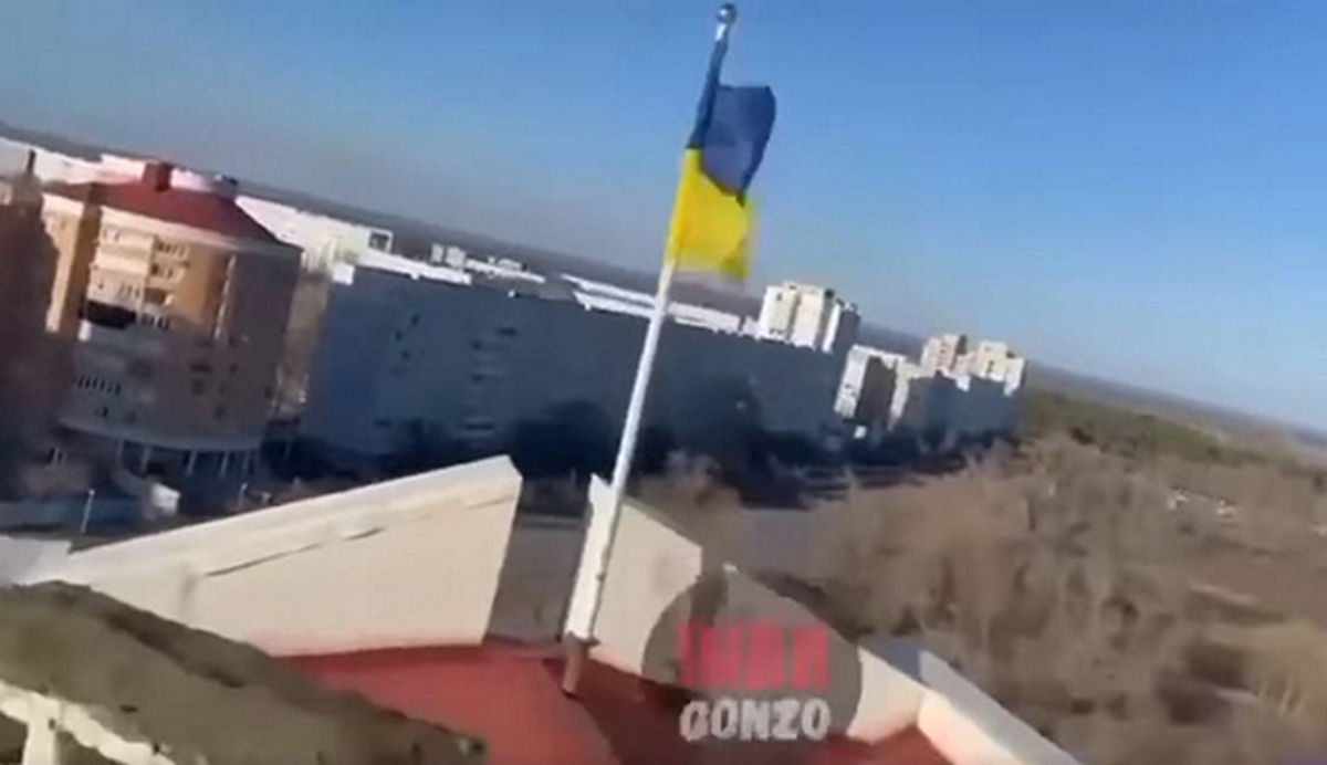 Что она, тварь, здесь делает»? Российская певица Чичерина сняла украинский Флаг в Энергодаре