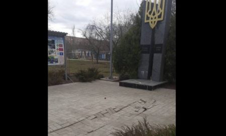В Энергодаре оккупанты крушили бронемашиной памятник героям АТО (видео)