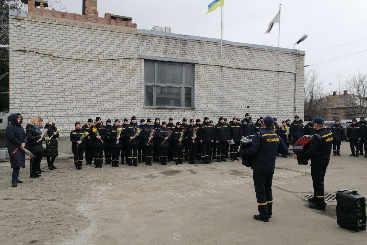 Ансамбль гармонистов и цветы – в пожарной части Никополя 7 марта прошли торжества