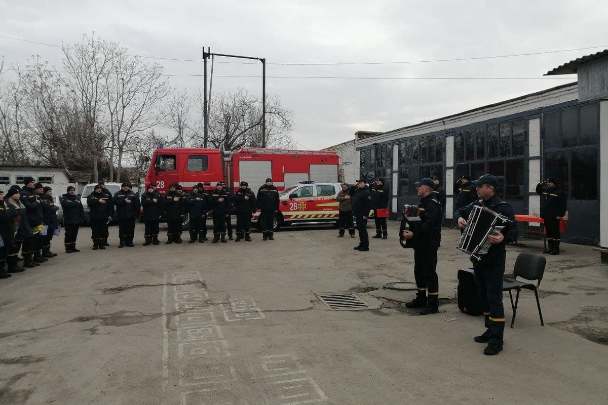 Ансамбль гармоністів і квіти – у пожежній частині Нікополя 7 березня пройшли урочистості