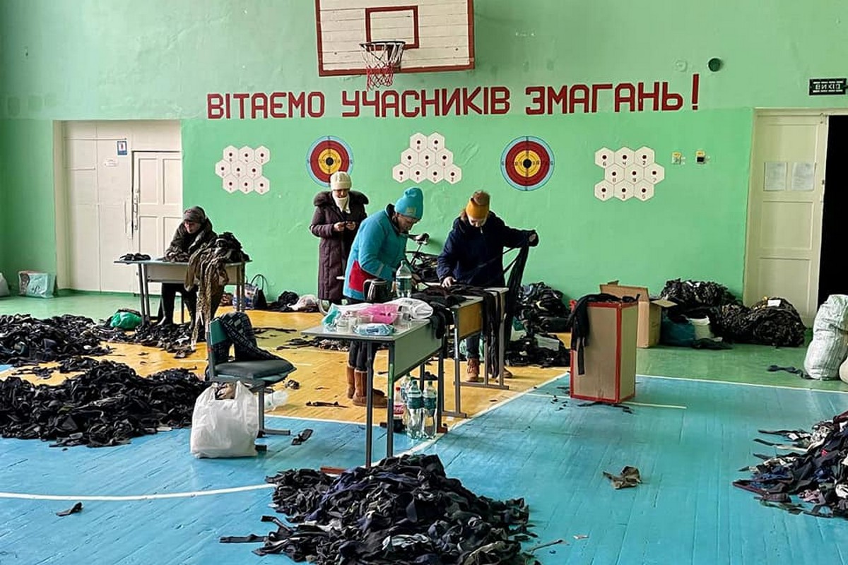 В школах Никополя плетут маскировочные сетки для защитников (фото)