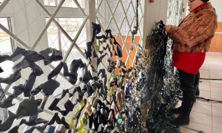 У школах Нікополя плетуть маскувальні сітки для захисників (фото)