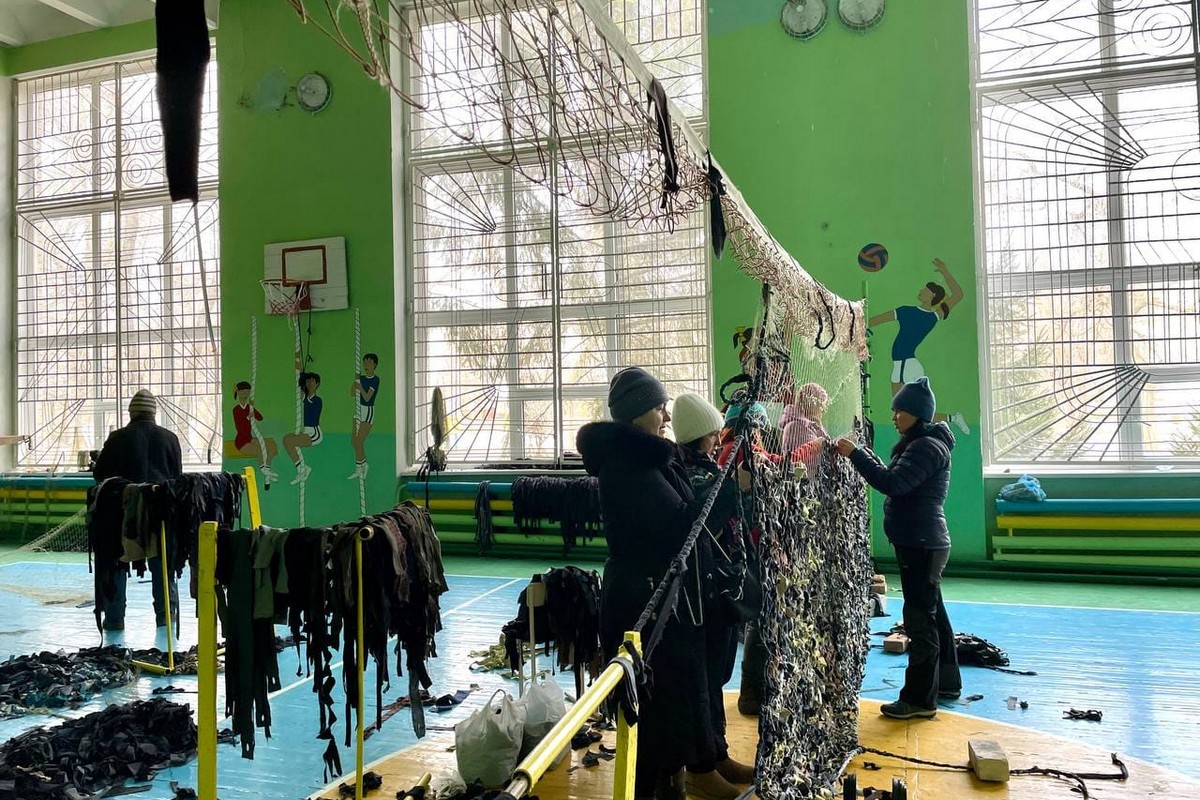 У школах Нікополя плетуть маскувальні сітки для захисників (фото)